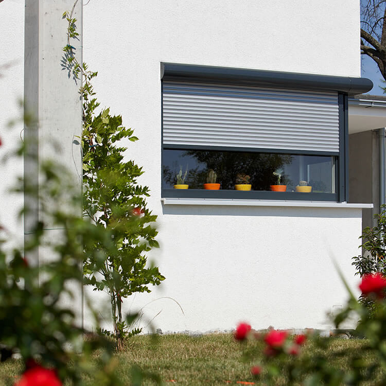 Corner window with roller shutter