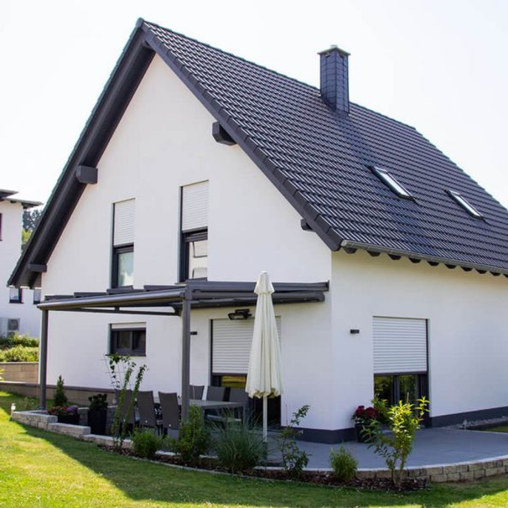 Detached house with top-mounted roller shutters