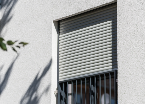 Installed flush front-mounted roller shutter