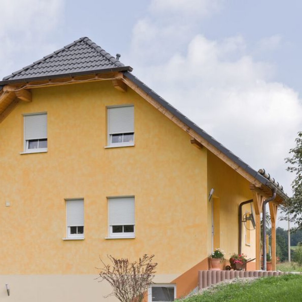 Modest roller shutters with plastered front-mounted box