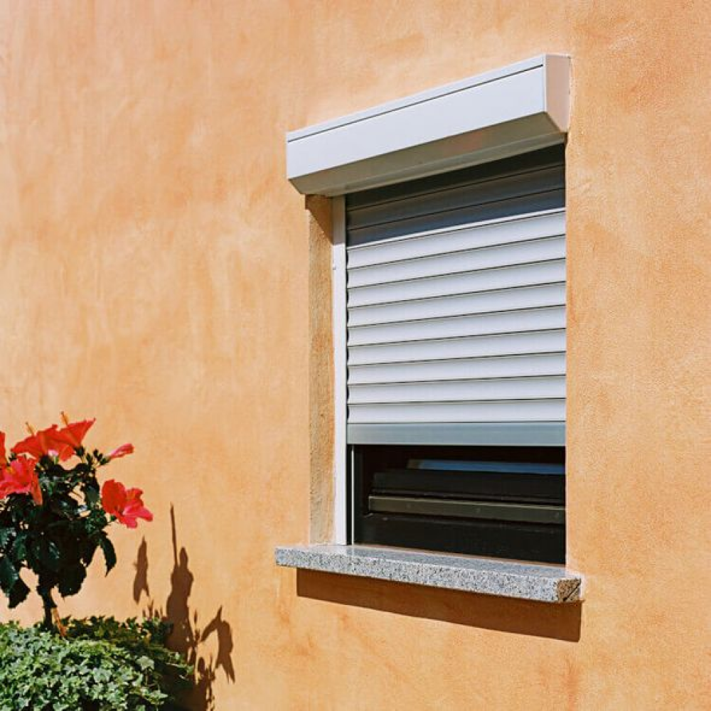 Roller shutter with square front-mounted box