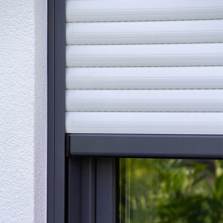 Roller shutters in anthracite and silver