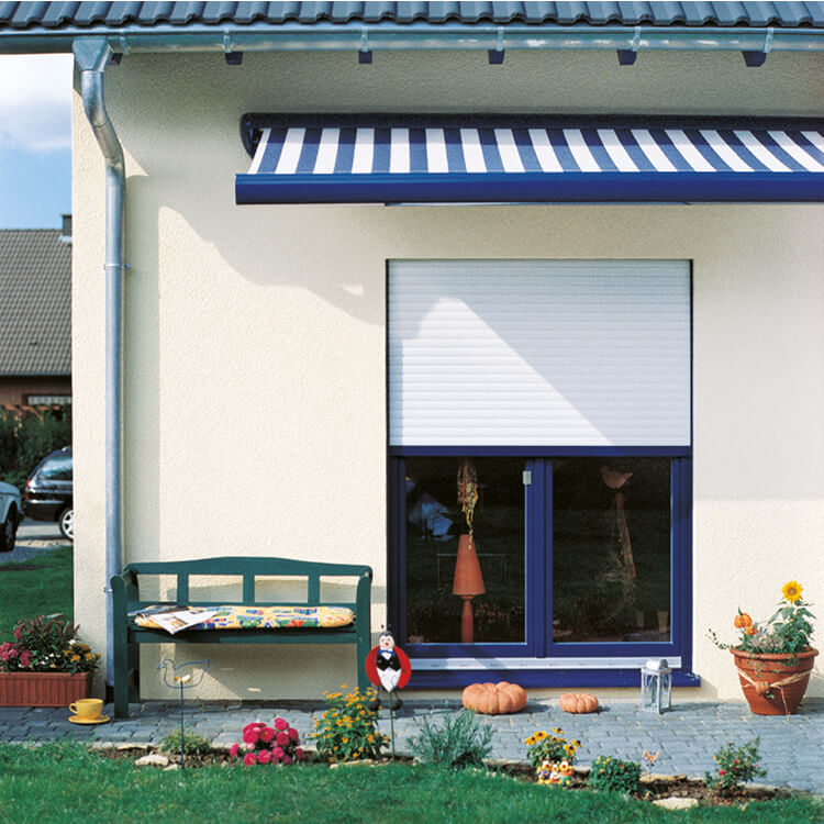 Balcony door with flush front-mounted roller shutter