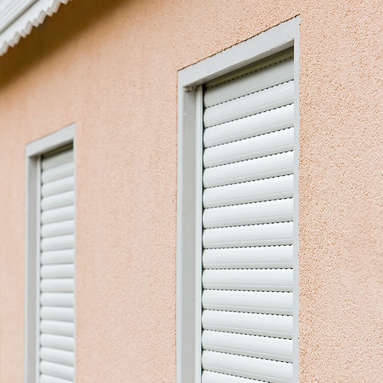  Roller shutter system with top box integrated into masonry