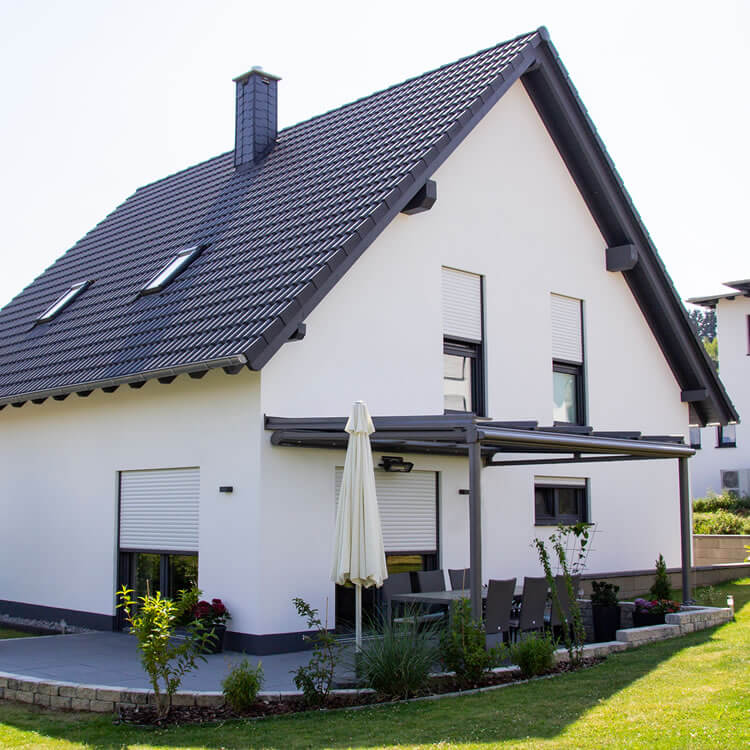 Single-family house with top-mounted roller shutter
