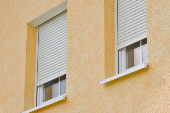 Window with integrated roller shutter