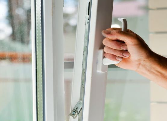 Tilt-and-turn window fittings