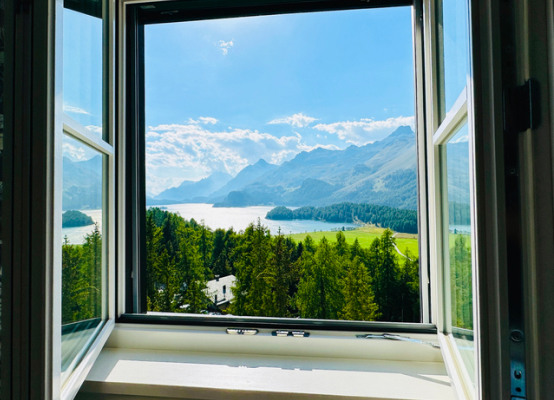 Double sash window with a "flying mullion"