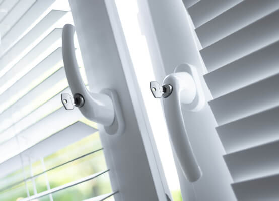 Lockable window handles with key
